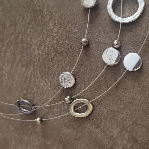 3/$30 VTG Silvertone Layered Floating Illusion Beaded Station Necklace - Picture 3 of 9